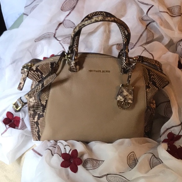 Michael Kor’s Large Satchel💃🏽💃🏽💃🏽 - Picture 2 of 4